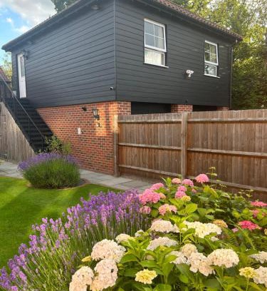 Rickling Green Apartment | Stansted Coach House - Apartment Hotel