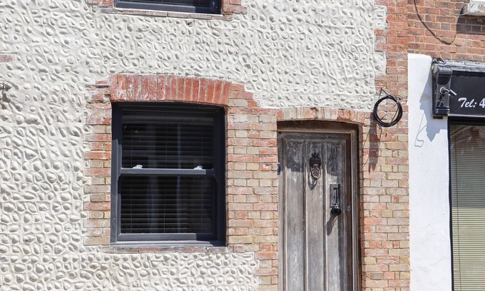 Eastbourne Cottage | STAR COTTAGE, pet friendly, character holiday cottage in Eastbourne