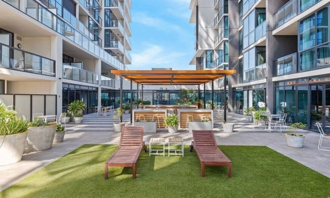 Adelaide Central Business District Apartment | Star of Central Franklin/Gym/Swimming Pool/NBN