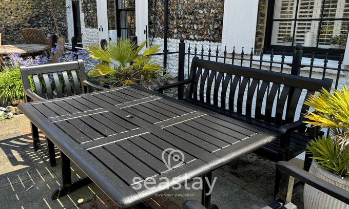 Broadstairs Cottage | Starfish Cottage is a charming retreat in Broadstairs, sleeping six, 30 seconds from the beach