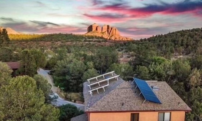 West Sedona House | Stargazer’s Escape: Sweeping Red Rock Views From Four Balconies