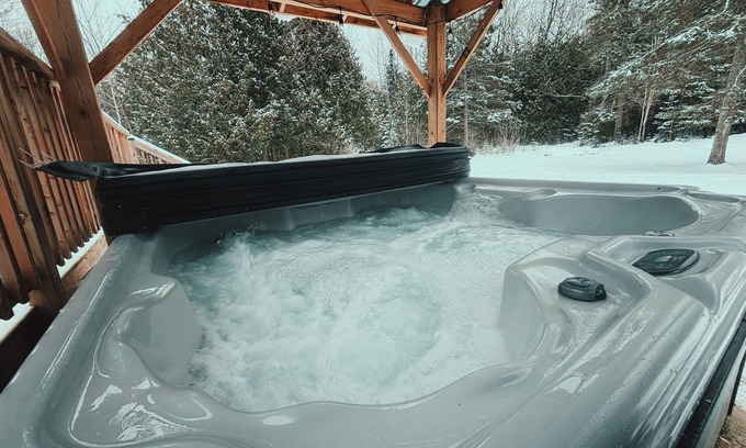 Northern Bruce Peninsula Cabin | Starry Haven: Serene Retreat with Hot Tub