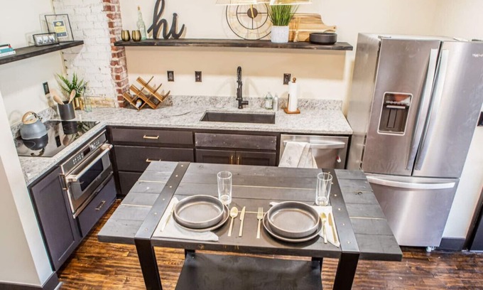 Maple Ridge Apartment | State of Art Studio: Historic and Modern