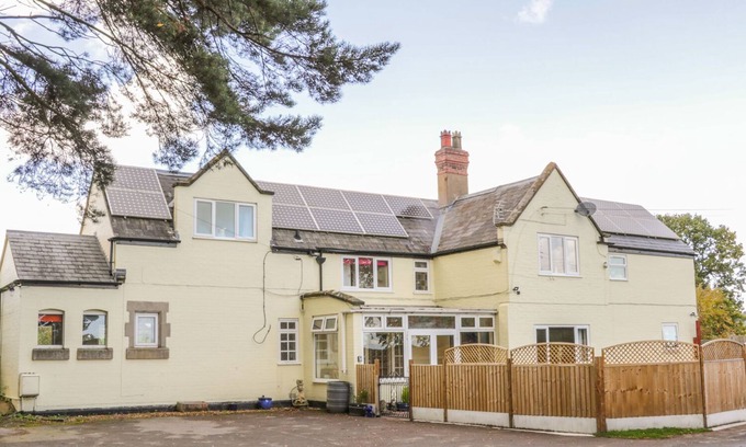 Condover Cottage | STATION HOUSE, pet friendly, with hot tub in Condover