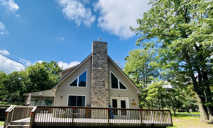 Albrightsville Cabin | Stay 3+ Nights-Get 1 Free, Poconos, Hot Tub, Sauna, Basketball, Playground, Lake