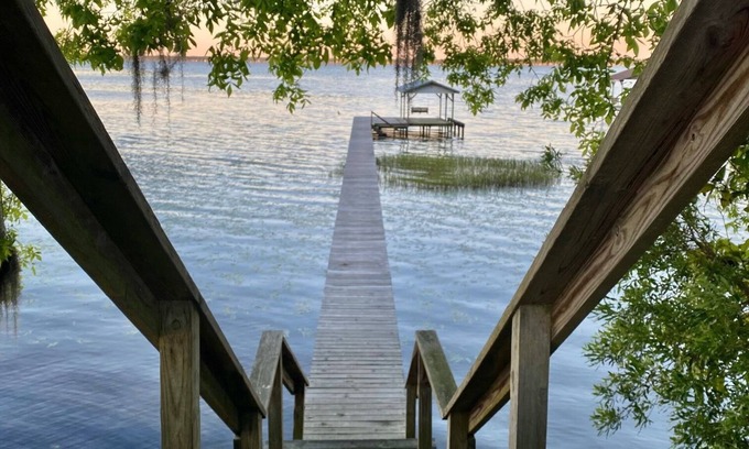 Lake Waccamaw House | Stay 4 Nights Pay 3 Now–Dec 2025, Excludes Holidays! Smooth Sailing 2 Bedroom