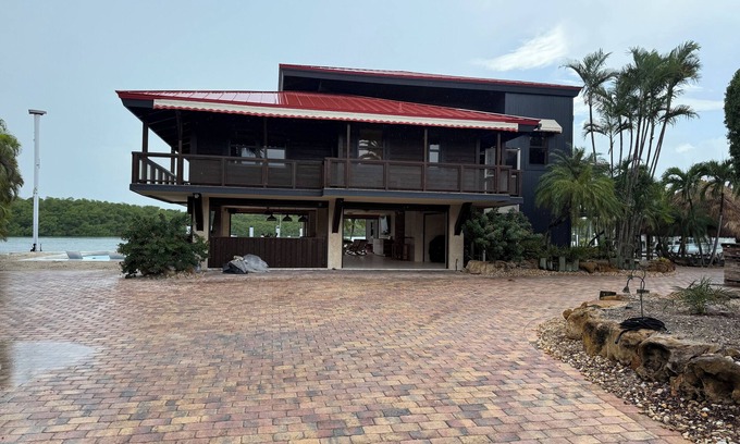 Venetian Shores House | Stay at the Pirate House conveniently located on Snake Creek in Venetian Shores