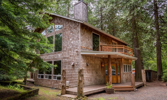 Rhododendron Cabin | Stay before 9/14 get the 3RD night FREE!Hot tub, fireplace