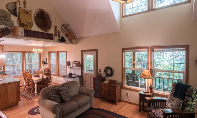 Rhododendron Cabin | Stay before 9/28 get the 3RD night FREE! Hot tub, river access A/C