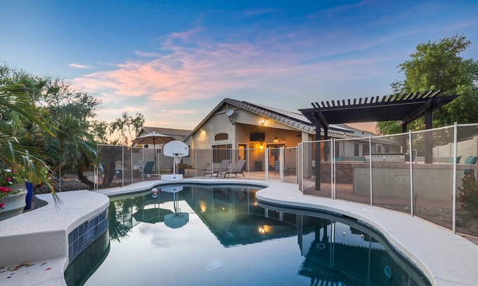Canyon Trails House | Stay for Super Bowl! Cozy Cactus Retreat, Private Pool in Great Location!