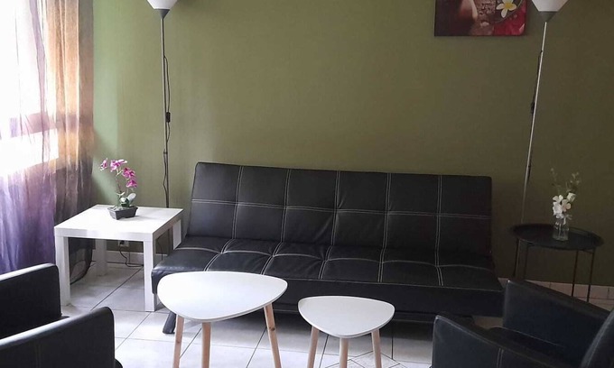 La Pierre Heuze North Apartment | Stay in Caen - Spacious 4 Bedroom Apartment, Near the Beach