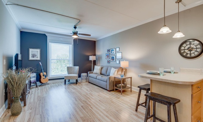 Edgehill Condo | Stay in Elvis' Personal Suite. Guitar-Shaped Pool, Nashville, TN