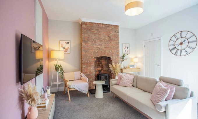 North Shields House | Stay in our stylish 2-bedroom apartment at Balmoral Gardens, North Shields
