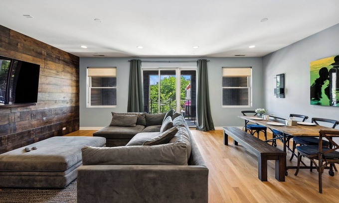 Lakeview Condo | Stay in the heart of East Lakeview on Halsted!