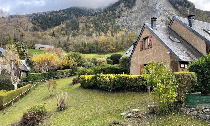 Esterre Ski Chalet | Stay in the heart of the mountains cosy chalet just a stone's throw from the ski resorts