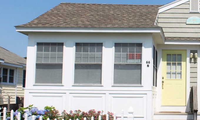 Old Lyme Cottage | Stay just steps away from a beautiful private beach in Old Lyme!