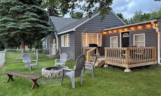 Geneva-on-the-Lake House | Stay Now on the GOTL Strip! Across from Eddie's Grill, Steps from Multiple Bars