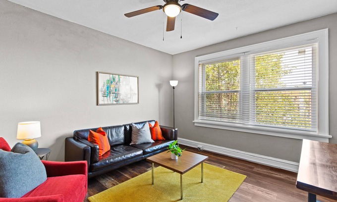 The Southampton Apartment | Stay STL*Long Term Stays*Private Balcony*Pets