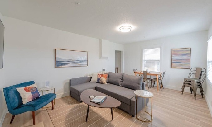 Coos Bay House | #StayInMyDistrict Indigo Cottage Coos Bay