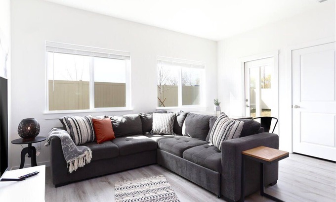 Nampa House | #StayInMyDistrict NW Nampa Modern Rowhouse