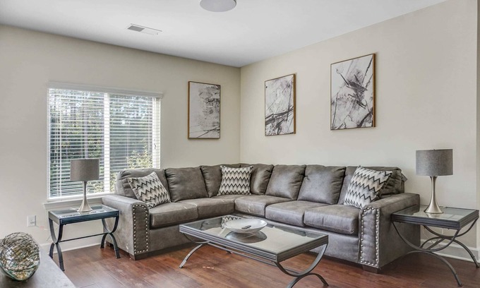 Commonwealth Condo | StaysByWalker 2BR in PlazaMidwood | Parking/Gym