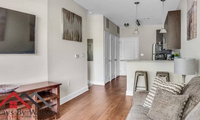 Commonwealth Condo | StaysByWalker Studio in PlazaMidwood | Parking/Gym