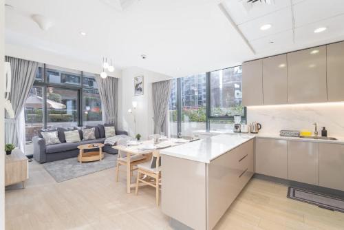 Dubai Apartment | StayShort - Indulging 1 Bedroom in Azizi Riviera 6