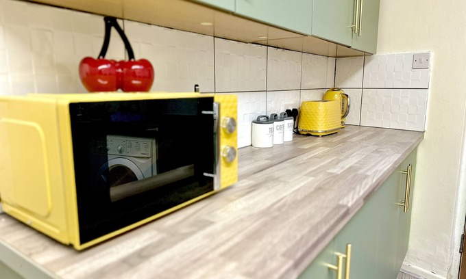 Nottingham House | STAYZED - Cosy Home, Walk To Nottingham City Centre, Amenities and Food Places