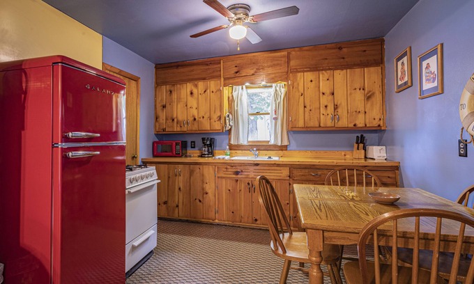Walker Cabin | Steamboat Bay Cabin 5 - couples getaway