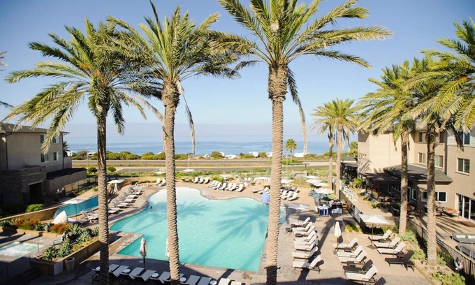Carlsbad Hotel | Steps Away from South State Beach: Onsite Pool and Parking, Pets are Welcome!