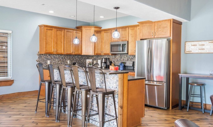 Branson House | Steps From Outdoor Pool-Playground-Volleyball! Near Attractions w Free Tickets-Lake Access!
