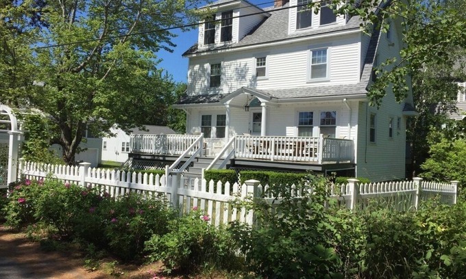 Ocean Park House | STEPS TO BEACH 5 BDRMS, 3 BATHS, HUGE SUNNY DECK & PARKING FOR 4 CARS