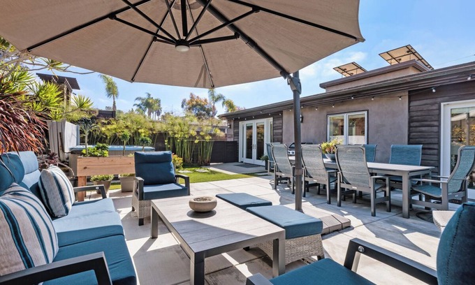 Del Mar House | Steps To Beach And Restaurants! Beautiful 4 Bedroom Home With Hot Tub in Del Mar