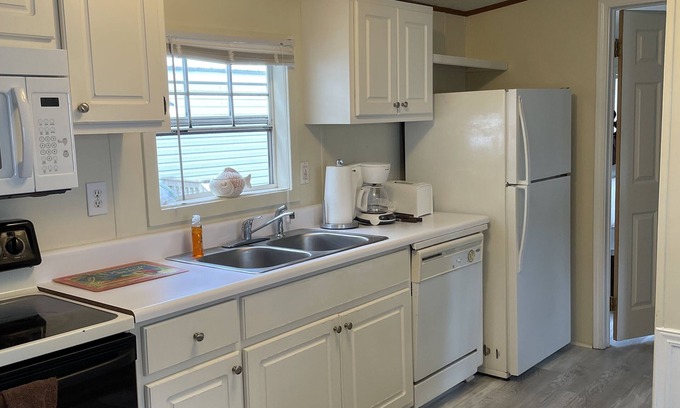 Parker House | Steps to East St. Andrews Bay, Tyndall main gate just 3 miles away. Boat dock