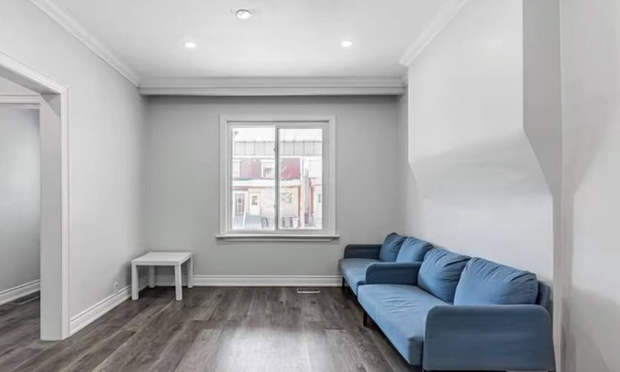 Dovercourt Park House | Steps to Grocery stores Public transit Subway station Mall Library Bank Park