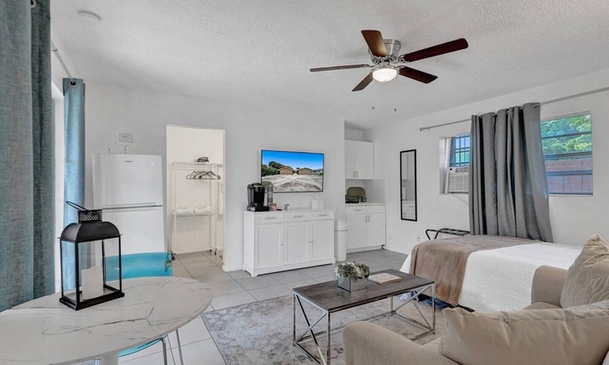 Hollywood Apartment | Steps to Hardrock! Managed by BNR Vacation Rentals