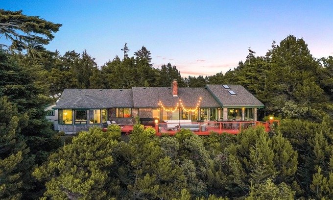 Florence House | Steps to Pvt Beach on River, HotTub @pinpointstays