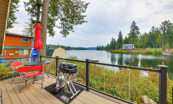 Newport Apartment | Steps to Sacheen Lake: Cute Studio Cabin w/Deck