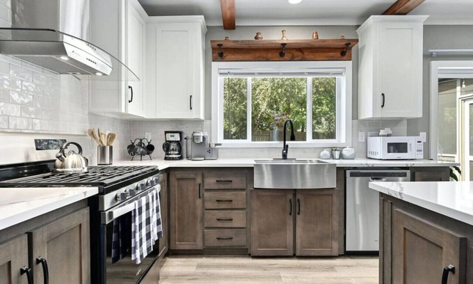Austin House | 'Sterling Serenity' Pet Friendly! FirePit! Lake Austin Access!
