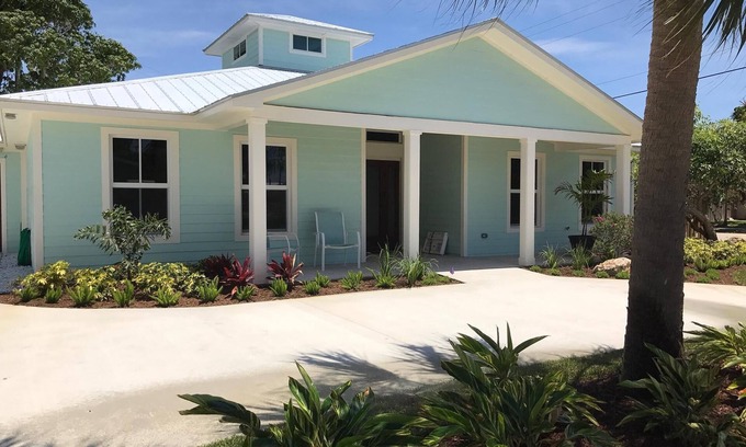 Lake Worth House | -still feels- Almost NEW Vacation Home, built in July 2017!