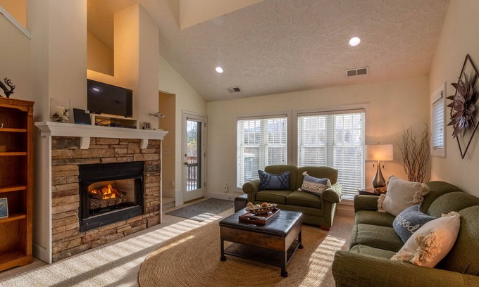 Foscoe Condo | Still Lake Haven- Echota club amenities, walk to clubhouse