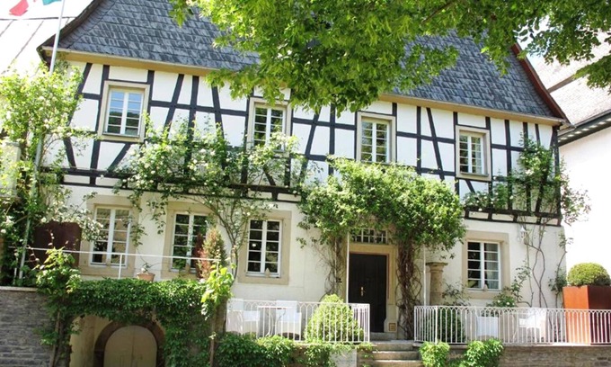 Burg Apartment | Stilvolle Ferienwohnung mit Terrasse und Moselblick