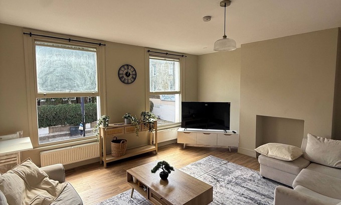 Stoke Newington Apartment | Stokey Skyline Retreat With Balcony