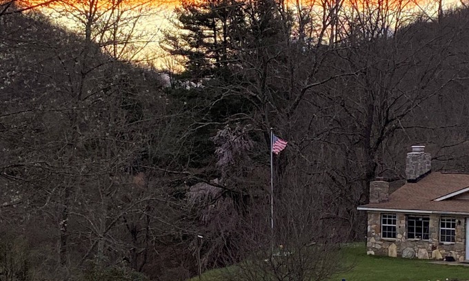 Gerton Cottage | Stone Cottage is located in a beautiful mountain gorge