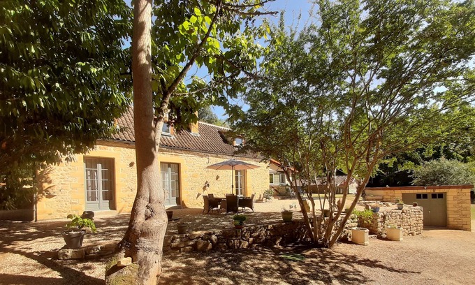 Sainte-Mondane House | Stone farmhouse surrounded by woodland