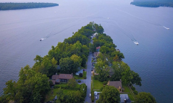 Cleverdale Cottage | Stonewall Cottage on Lake George with Bay Views