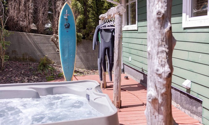 Tofino House | Stormfront Guesthouse-Downtown, Hot Tub, Arcade Games