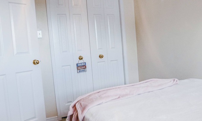 Kitchener House | Story-House is located in Waterloo-Kitchener area with 3 big bedrooms.
