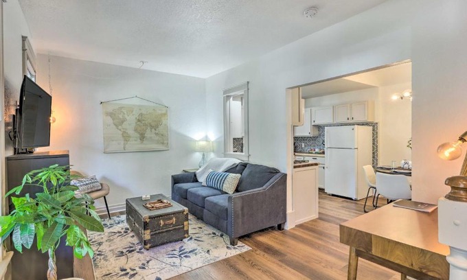 Milwaukee House | Storyhill Townhome about half Mi to Brewers Stadium