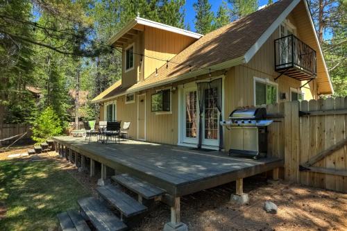 Pioneer Trail House | Stout House Cabin - Your kids favorite backyard